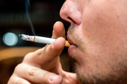 Грекам совсем не обязательно курить, чтобы вдыхать табачный дым.