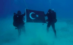 Турецкие дайверы сделали провокационное фото на Крите